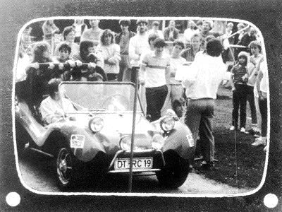 pocke_87_01_05 "In dieses Auto passen mindestens fünfzehn Personen. Wetten dass ...?"