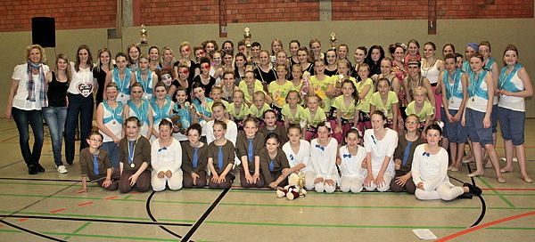 12_tanzen_lippedancecup Gruppenfoto aller beteiligten Tanzgruppen
