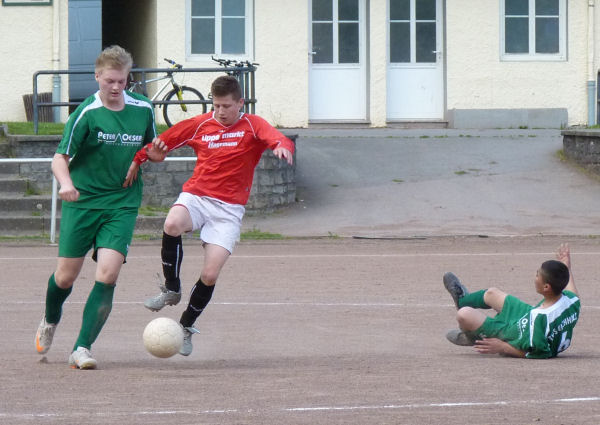 Devran gefoult am Boden, Chris klärt