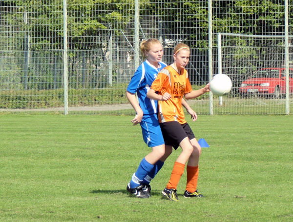 Romina bei der Ballannahme sofort unter Druck