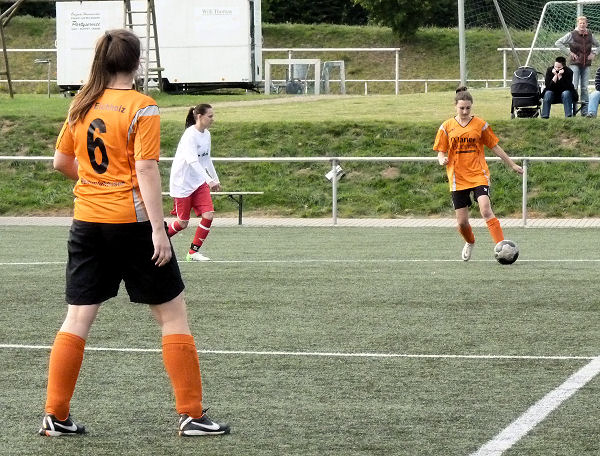 fb_frauen_120923_015 Yasmin kontrolliert Ball und Spiel - mit Blick für Jana (6)
