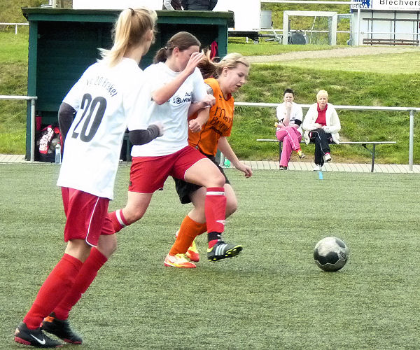 fb_frauen_120923_035 Celine kämpft um jeden Ball - klasse Einsatz