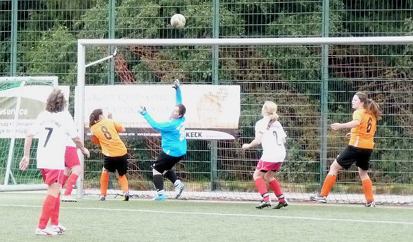 fb_frauen_120923_095 Ball an die Latte - Sina und Jana können nicht eingreifen