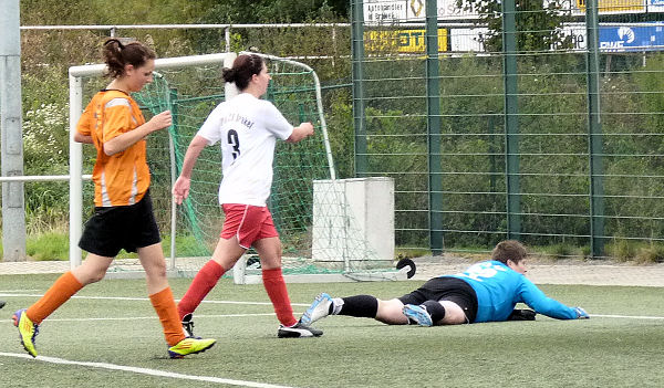 fb_frauen_120923_100 Keeper am Boden - Ball wieder nicht drin