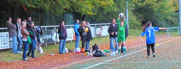 fb_b-juniorinnen_121008_06 "Einwurf Grün" - vor dem TuS-Fanblock