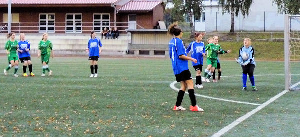 fb_b-juniorinnen_121008_08 Starker Keeper schnappt sich die gut getretene Ecke