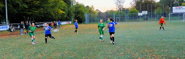 fb_b-juniorinnen_121008_15 Starke Offensive - viel läuft über die rechte Seite