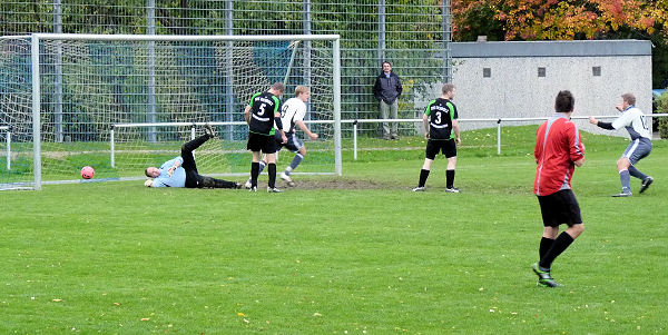 fb_erste_121013_050 Pech im 5er - Mario am Boden; Ball im Netz