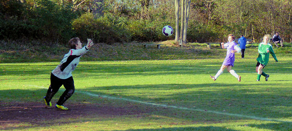 fb_frauen_121028_21 Am Keeper vorbei - leider Tor knapp verfehlt - Janine heute ohne Fortune