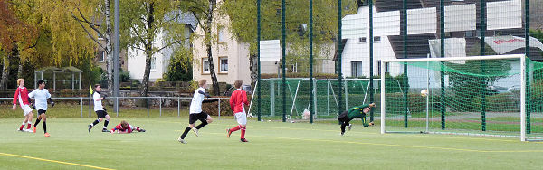 fb_b-junioren_121104_14 Henrik über halblinks lässt Keeper mit strammen Schuß keine Chance