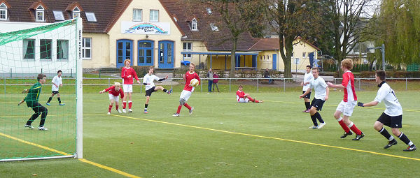 fb_b-junioren_121104_53 Scharfe Hereingabe von rechts ...
