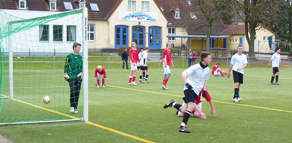 fb_b-junioren_121104_54 ... Henrik versenkt das Leder sicher im Netz