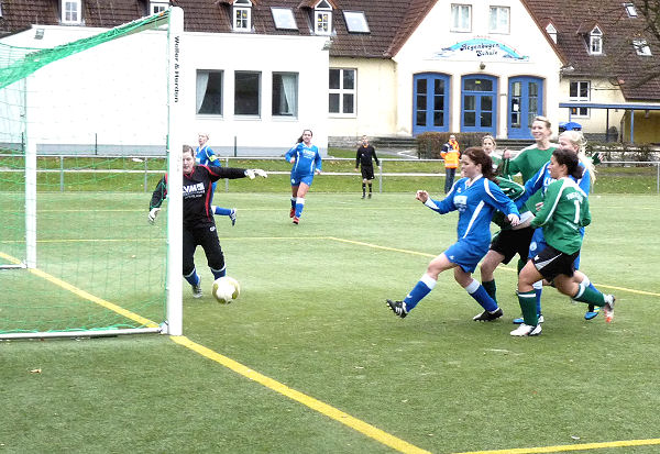 fb_frauen_121104_24 Kaum zu glauben, auch der Ball landet nur am Pfosten
