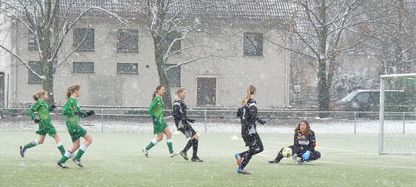 Annika spitze - auch bei schlechter Sicht im Schneegestöber