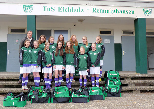 B-Juniorinnen mit den neuen Taschen und Sponsor Ols Paulussen