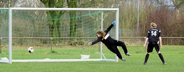 Annika fliegt dem Leder hinterher - Ball zum Glück knapp am Tor vorbei