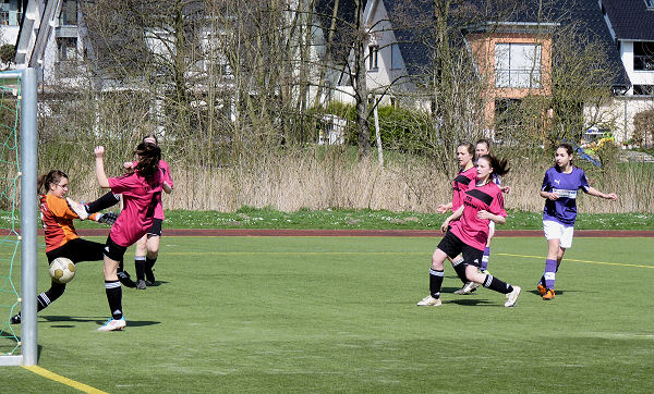 Lena hält einfach mal drauf - und findet die Lücke zwischen Keeper und Abwehrspielerinnen