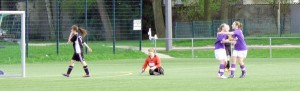 Ball im Tor, Keeper am Boden, 1:1 Ausgleich - Torschützin Madleen jubelt mit Marielle