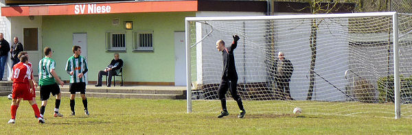 Chris (9) mit dem Hammer aus vollem Lauf zum 2:0 - keine Chance für den Keeper