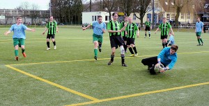 Wieder landet der Ball in den Armen des Keepers