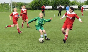 Joelina bindet zeitweise drei Gegnerinnen - Nerven beim Favoriten liegen blank