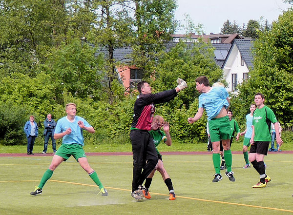 Klasse Möglichkeit - Keeper mit den Fäusten einen Tick schneller am Ball