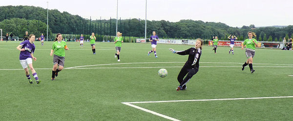 Romina's Ball - vorbei am Keeper - leider nur ans Außennetz