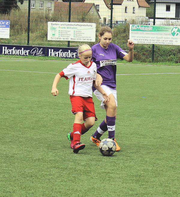 Lena mit gutem Zweikampfverhalten bei der Balleroberung