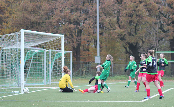 Zweiter Versuch - Jenny im Pech, Ball landet am Pfosten