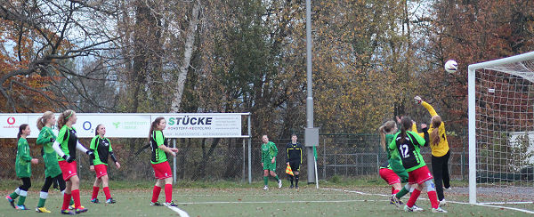 Ecke mit viel Effet - ein bisschen "guckt" Tina den Ball auch ins Tor