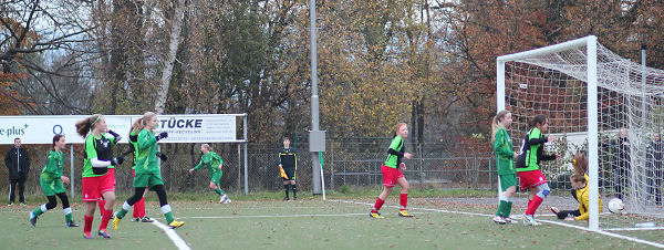 Ball samt Keeper im Netz - 1:0-Führung - Tina kehrt jubelnd von der Eckfahne zurück