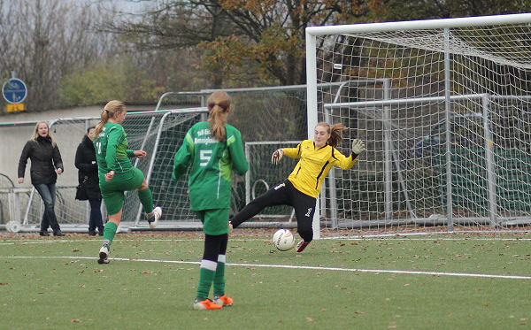 Sportfreunde-Keeper bärenstark, hält Oesterholz mit Glanztat im Spiel - Tina vergibt Riesenchance