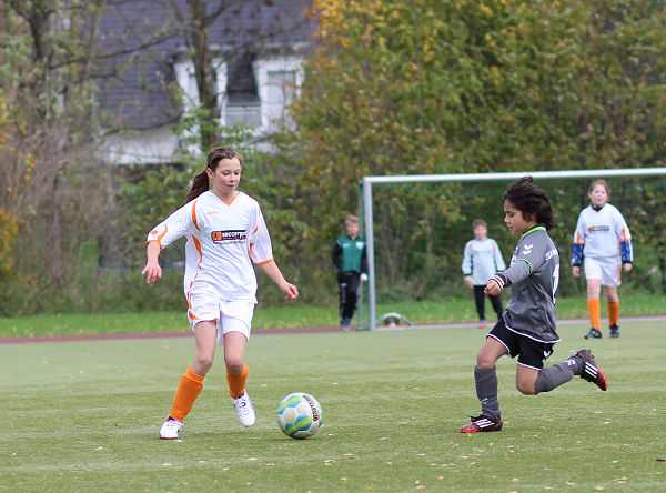 Mädchen mit guter Ballkontrolle - abwarten und im richtigen Moment abspielen