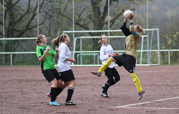 TuS-Offensive erhöhte den Druck - SG-Keeper Sundermann stark bei den Gastgeberinnen