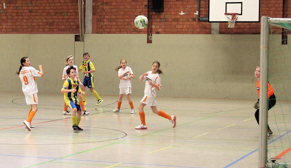 Strammer Schuss aus der Distanz - Ball segelt knapp am Pfosten vorbei