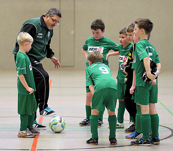 Coach Werner Krüger gibt letzte Anweisungen vor Spielbeginn