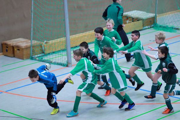 Riesenjubel - alle stürzen auf den glänzend aufgelegten Keeper