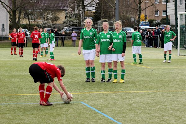 Akribisch genau legt sich die FSV-Spielerin den ruhenden Ball zurecht