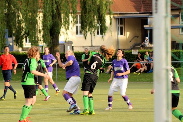 Immer gefährlich - Eichholz bei hohen Flanken in den 16er