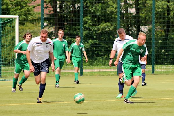 Präzises Zuspiel in den Lauf von Tim - Eichholz mit schnellem Spielaufbau