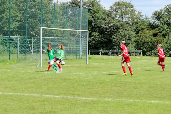 Sehenswert: Kathleen wirbelt durch die gesamte Abwehr und verlädt Keeper zum 0:4