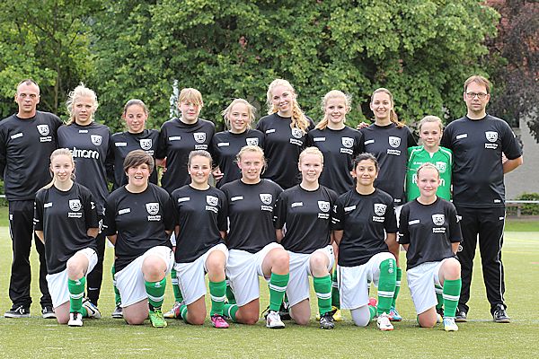 B-Juniorinnen mit neuen Aufwärmshirts - Dank an den Sponsor Patrick Werner
