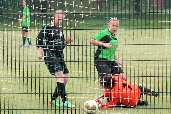 Na Bitte! Fortunas Keeper bei hohen Bällen stark - Celine schießt flach ein