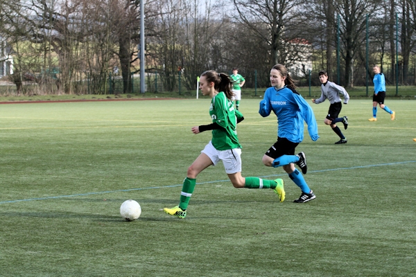 Jana schüttelt Verfolgerin ab und treibt den Ball in Richtung 16er