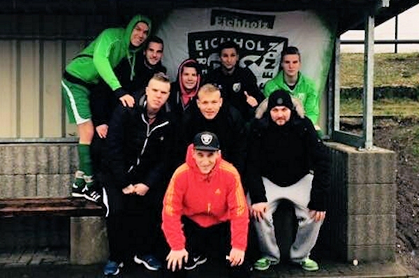 Fans unterstützen die Zweite in Schlangen Bild und Infos: T. Holz
