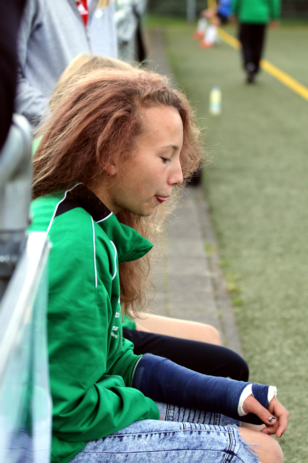 Die Blicke sagen alles! Jannina mit Arm in Gips