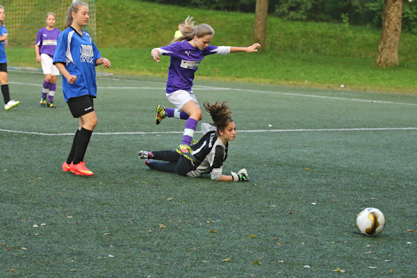 Maria läßt Fortuna-Keeper aussteigen und macht das 1:0