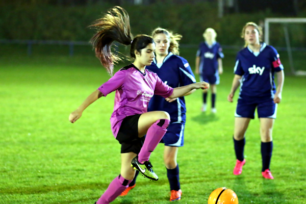 Celine mit guter Ballführung und Blick für die Mitspielerinnen