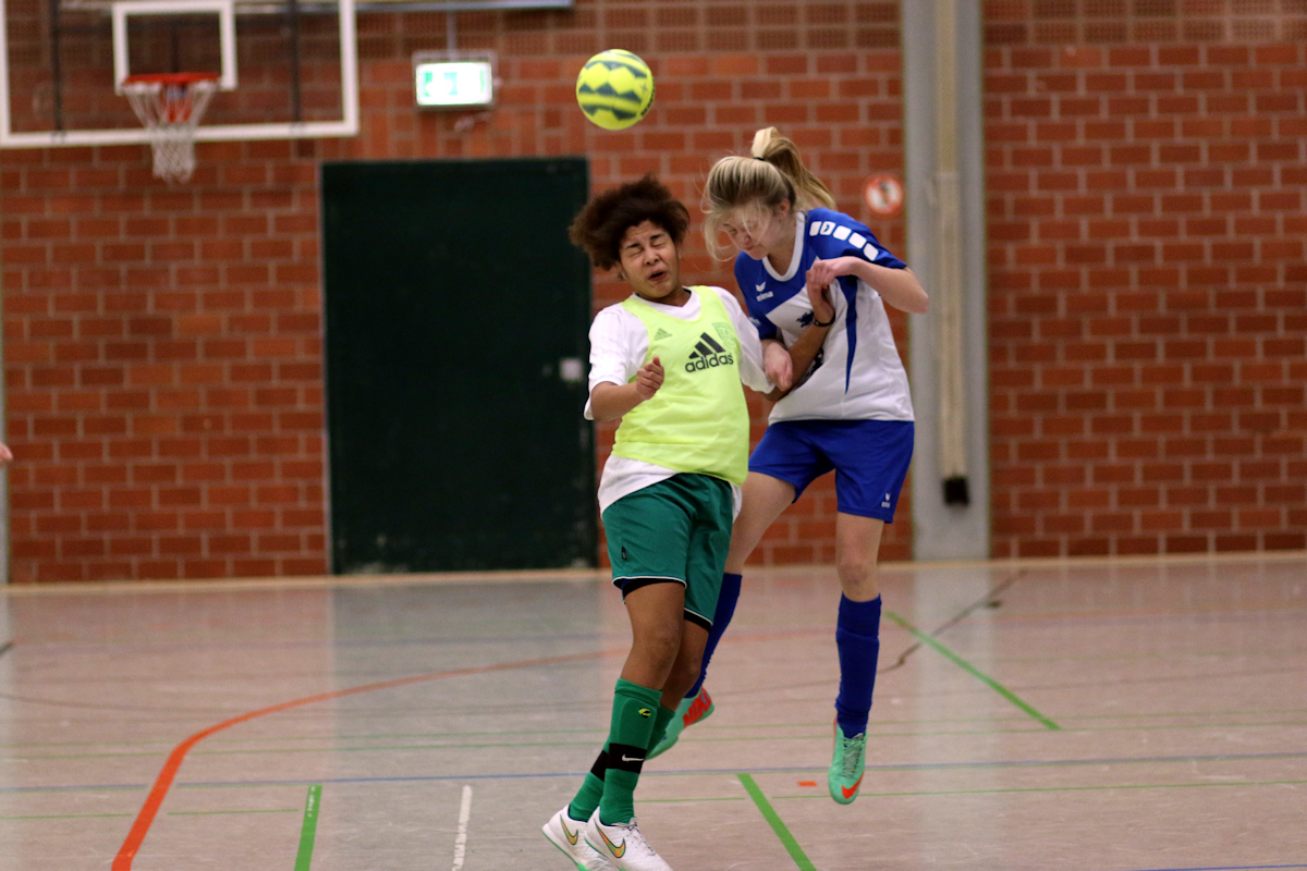 Sehenswertes Kopfballduell! Klasse Mädchen-Fußball begeistert die Fans in der Halle