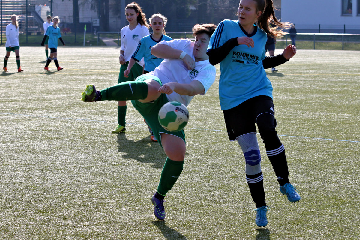 Zweikampf Lara - prima Balleroberung und mit Ideen in der Spieleröffnung